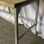 Pracovní stůl s dřevěnou pracovní deskou